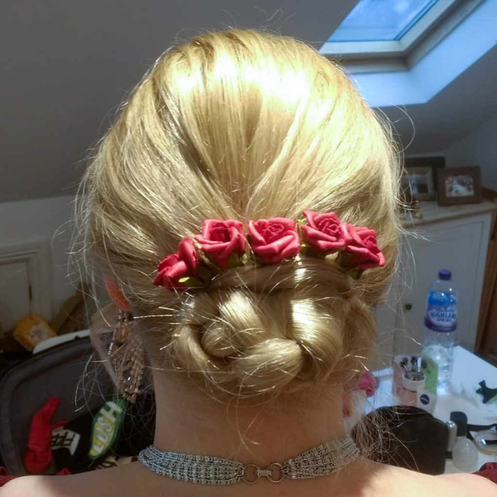 My hairstyle for the event with five roses