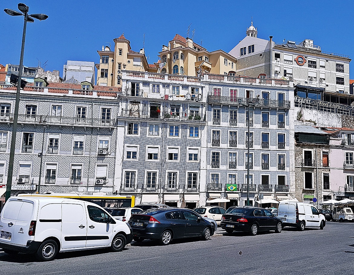 Pretty Lisbon buildings - Tips for visiting Lisbon by BeckyBecky Blogs